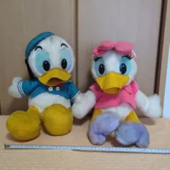 Disney ドナルド デイジー ぬいぐるみ バッジ 2点セット - メルカリ