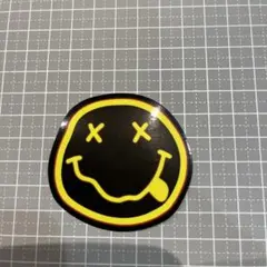 【M019】防水ステッカー　ネオン　おしゃれ　スマイル　舌ペロ　イエロー