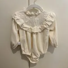 フリル花刺繍クリーム色ロンパース