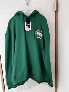 【新品タグ付き】TOMMY JEANS グラフィックパーカー　L