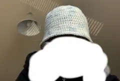 白ベースの編み物バケットハット