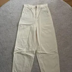 ホワイトストレートデニムパンツ