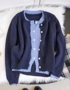 ネイビーと水色のボタン付きカーディガン