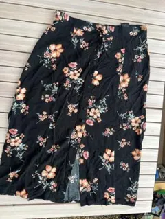 H&M 黒花柄ロングスカート ボタン付き 両サイドスリット