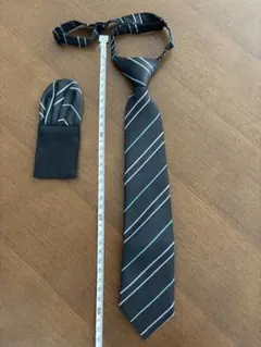 マザウェイズ☆キッズネクタイ☆ダークグレー ストライプ ＆ポケットチーフ