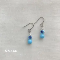 小振りの小さなチェコビーズのピアス