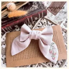 くすみピンクリボンバレッタ　いちご刺繍リボン 大人のかわいいヘアアクセ