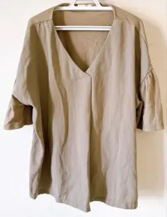 earth music&ecology ベージュ Vネック 半袖トップス