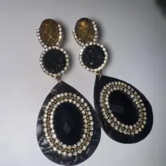 ビジュー付きドロップ型ピアス