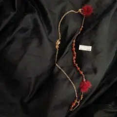 ファー付き赤いネックレス