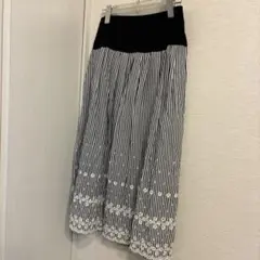 刺繍がかわいい　黒と白のストライプ スカート