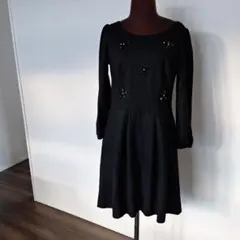 ビジュー付きブラックワンピース