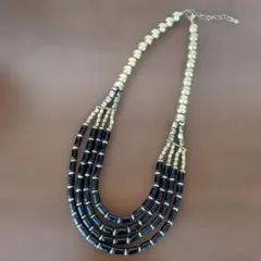 個性的な黒と金の多層ビーズネックレス