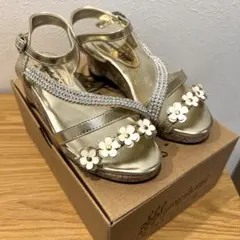 シンフォニック　19㎝　ゴールド　お花とラインストーンの可愛いサンダル