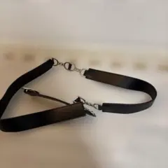 黒の合成皮革ショルダーストラップ