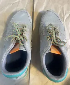 ターコイズ スニーカー