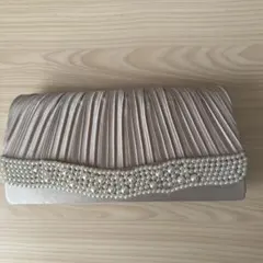 パール装飾付きベージュパーティーバッグ