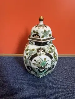 2028 有田焼 前山陶器 染錦山 庫山窯 金ラインの花柄模様 六角飾り壺