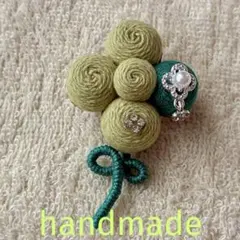 ハンドメイド　刺繍ブローチ　クローバー　ボンボンブローチ303