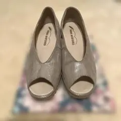 COULEUR VARIEオープントゥパンプス　ウェッジソール