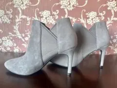 コールハーン　グレー スエード ヒールブーティ
