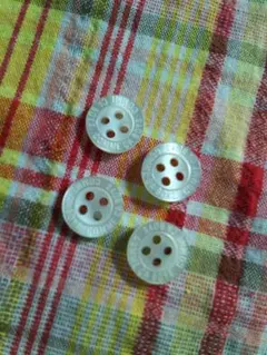 ボタン 4個 コムサ COMME CA BOYS ホワイト系 ①