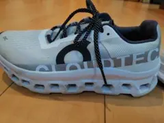 On ホワイト スニーカー