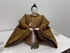 伝統的な金色の日本人形