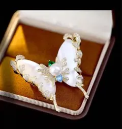 上品な気品漂う、個性的で洗練されたライトラグジュアリーブローチ蝶の形 4.0cm