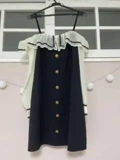 オフショルダー フリル付き 膝丈ワンピース 黒と白L