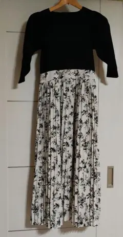 黒・白 花柄プリーツ ワンピース