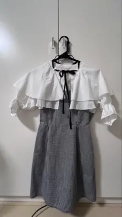 フリル付きミニワンピース ホワイト×ブラック