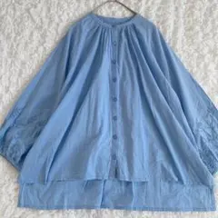 ブラウス　シャツ　バンドカラー　水色　袖刺繍　M～Lサイズ