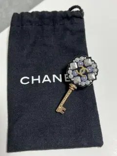 CHANEL キー型ブローチ