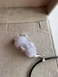 （1518) 天然翡翠Aジェット　紫貔貅彫刻ペンダントトップ　革紐付き