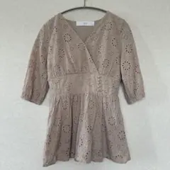 tocco closet 半袖 ベージュ レース刺繍 カシュクール ペプラムのサムネイル