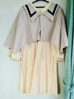 セーラー襟付きベージュ長袖ワンピース