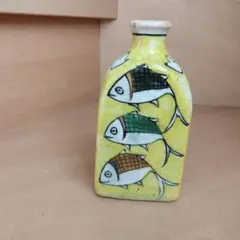 魚の絵柄の陶器花瓶