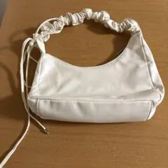 개더 핸들 숄더백 화이트