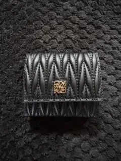 黒いキルティング三つ折り財布