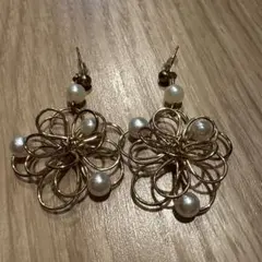 花形ゴールドトーンピアス パール付き