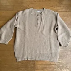 ベージュ ボタン付き ニットセーター