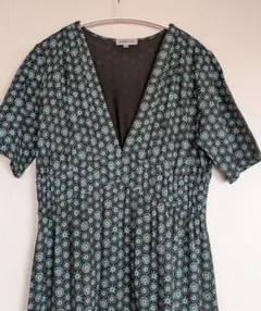 スポーティフ Vネック半袖チュニック コゲ茶とターコイズブルーの模様