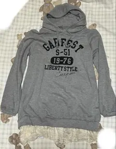 グレー　パーカー