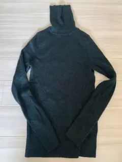 ダークグリーンタートルネックセーター