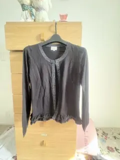 ダークグレー フリル付きカーディガン