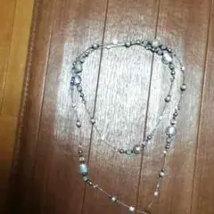 キラキラ光るロングネックレス