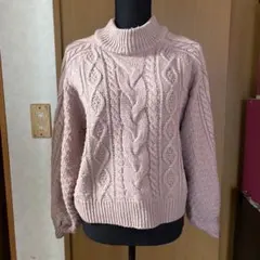 薄いピンク ケーブル編み タートルネックセーター
