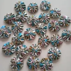 ハンドメイドヨーヨーキルト25個セット　白地に水色・ピンク小花柄