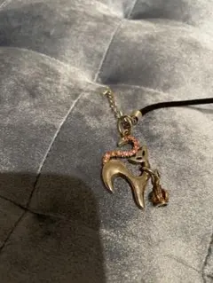 猫の形 チャーム ピンクストーン付き